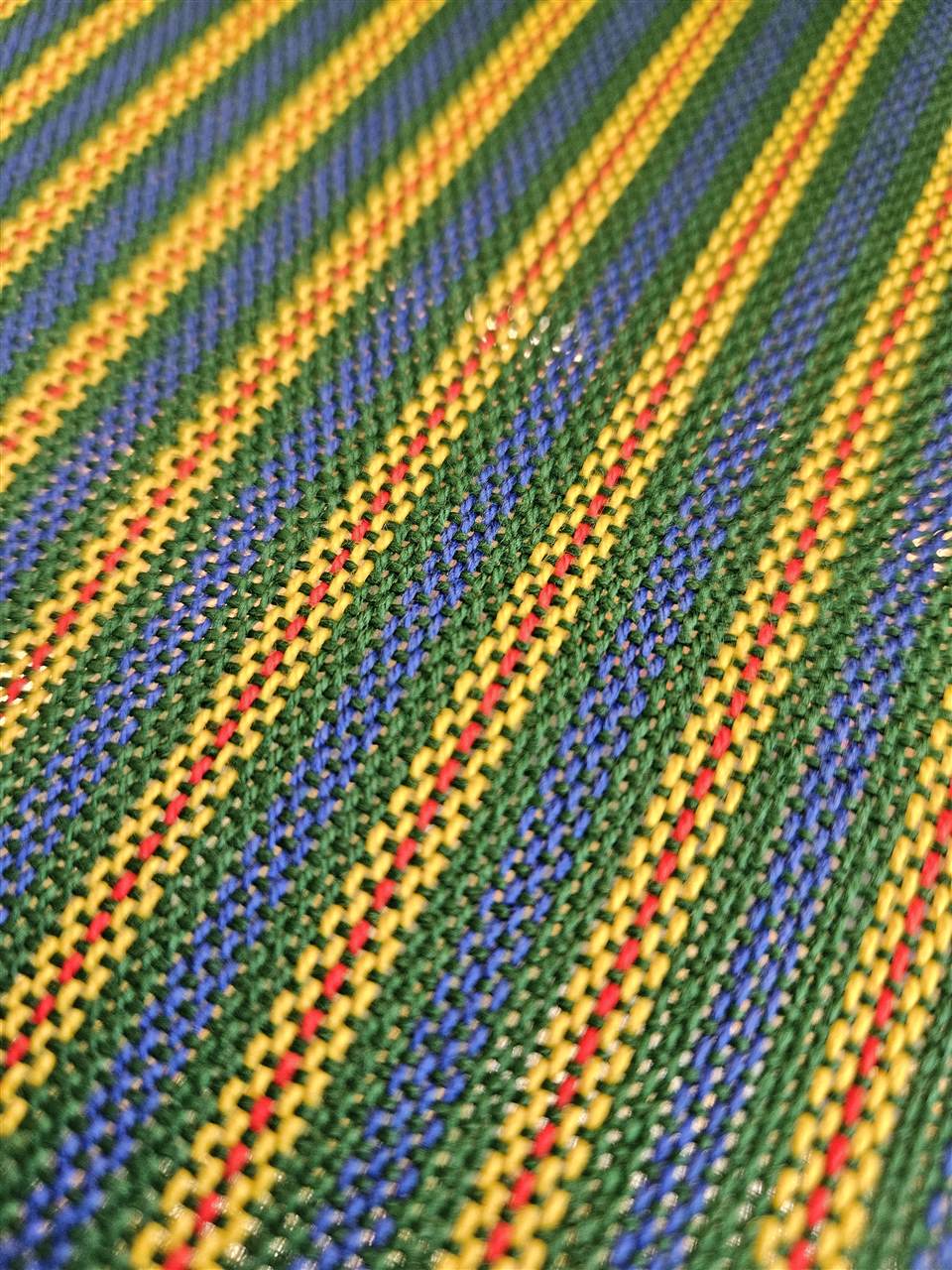 Detailaufnahme der grünen, blauen und gelben Streifen im Gewebe