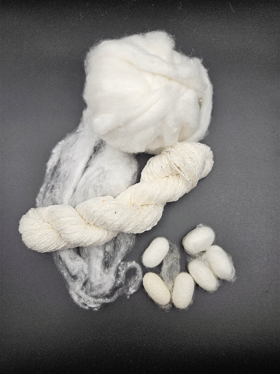 Naturweisses Seidengarn, Kammzug und Seidenkokons