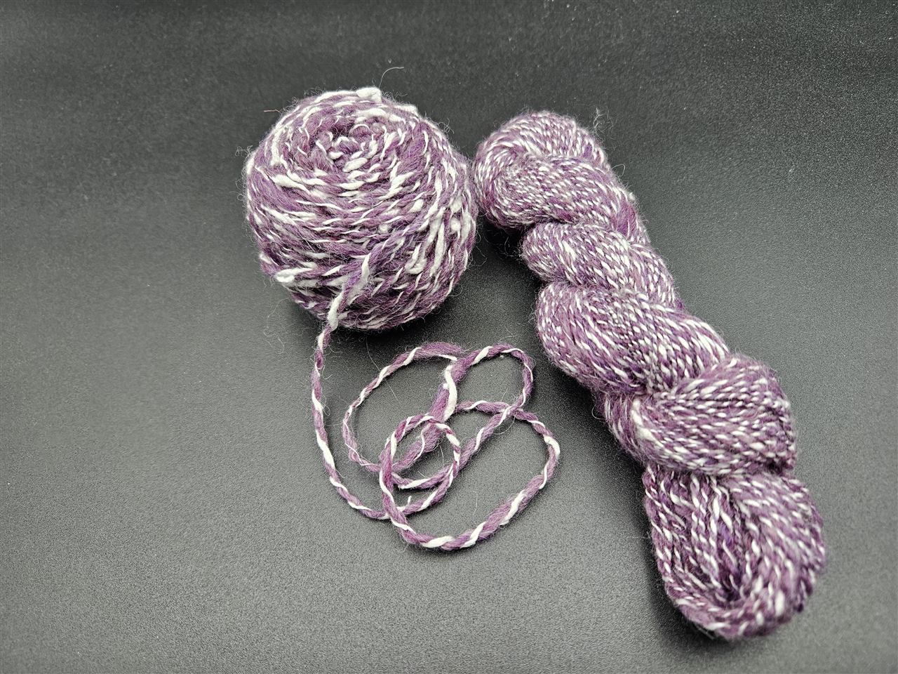Violett-weisses Garn aus Schweizer Seide und Alpaka als Knäuel und Strang