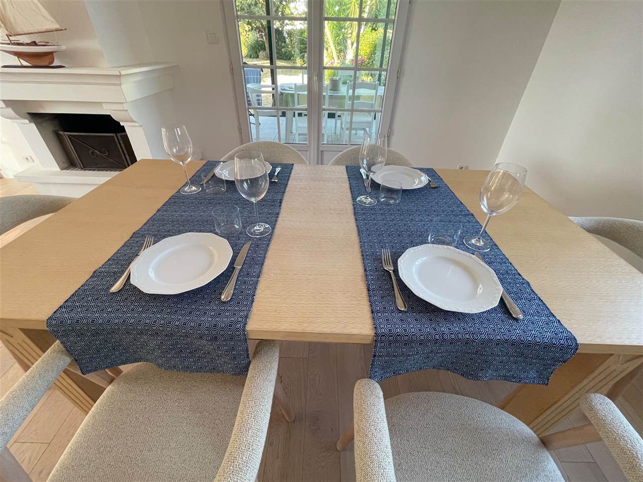 Gedeckter Tisch mit handgewebten blauen Tischtextilien